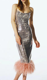 TRÄGERLOSES MIDIKLEID MIT PAILLETTEN UND FEDERN IN SILBER